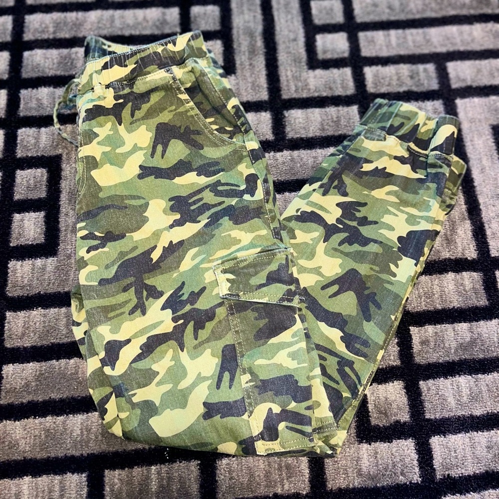 Almost Famous Camo Cargo Joggers in a size Large.